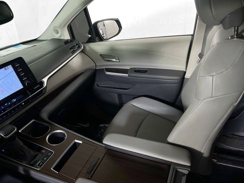 Used 2023 Toyota Sienna XLE image 24