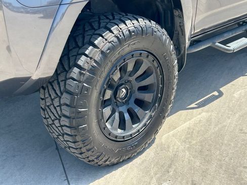Used 2018 Toyota 4Runner TRD Off-Road Premium AWD/4WD image 9