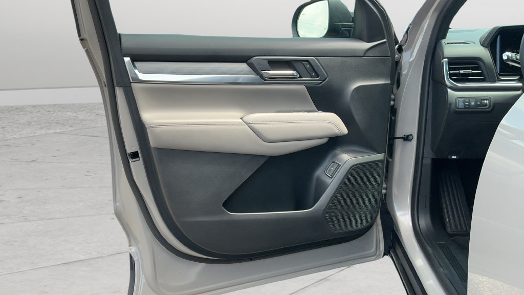 Used 2025 GMC Terrain Elevation w/ Elevation Premium Package FWD image 18