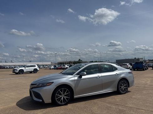 Used 2022 Toyota Camry SE FWD image 11