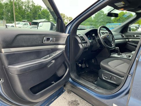 Used 2018 Ford Explorer XLT w/ Equipment Group 201A AWD/4WD image 9