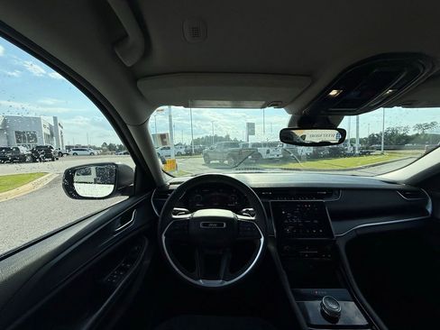 Used 2023 Jeep Grand Cherokee L Laredo image 15