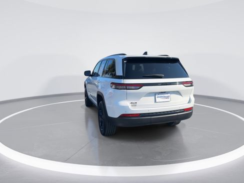 Used 2025 Jeep Grand Cherokee Altitude w/ Trailer Tow Package image 8