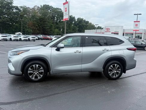 Used 2022 Toyota Highlander XLE AWD/4WD image 3