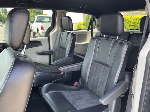 Used 2019 Dodge Grand Caravan SXT FWD image 11
