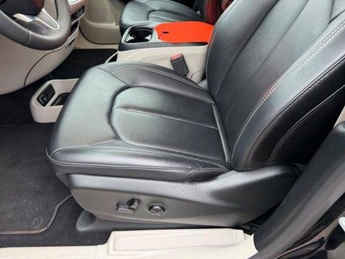 Used 2024 Chrysler Pacifica Select image 24