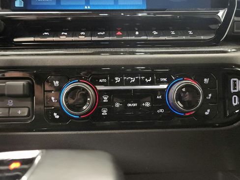 Used 2023 Chevrolet Silverado 1500 ZR2 w/ Technology Package AWD/4WD image 23