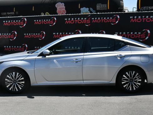 Used 2023 Nissan Altima 2.5 SV FWD image 4