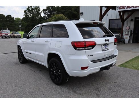 Used 2022 Jeep Grand Cherokee Laredo X AWD/4WD image 3