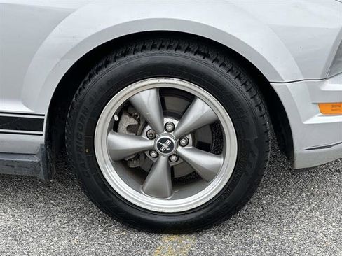 Used 2006 Ford Mustang Deluxe RWD image 7