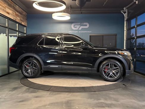 Used 2025 Ford Explorer ST-Line w/ Premium Package AWD/4WD image 2