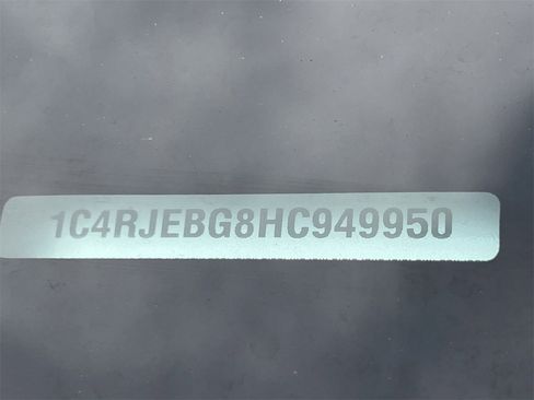 Used 2017 Jeep Grand Cherokee Limited w/ Luxury Group II image 28