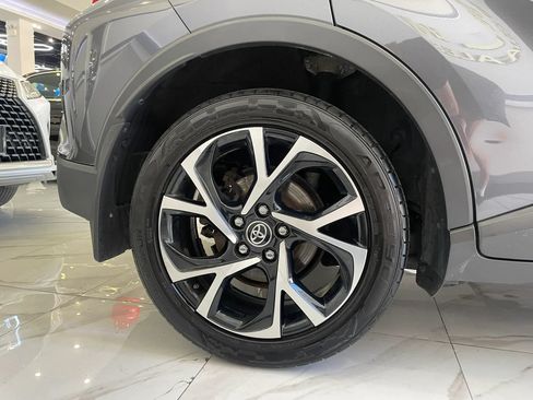 Used 2018 Toyota C-HR XLE FWD image 28