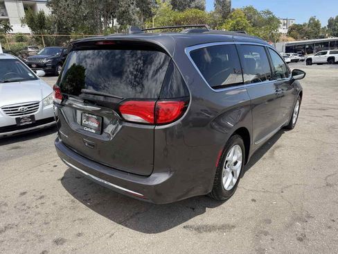 Used 2017 Chrysler Pacifica Touring-L w/ Tire & Wheel Group FWD image 5