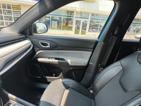 Used 2024 Jeep Compass Latitude AWD/4WD image 19