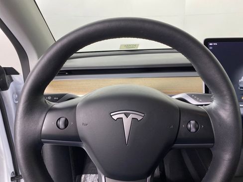 Used 2022 Tesla Model Y Long Range image 12