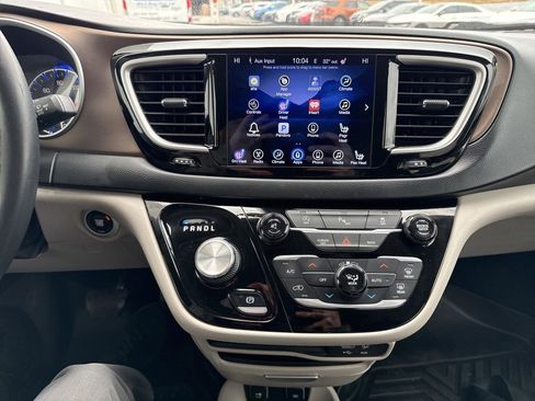 Used 2017 Chrysler Pacifica Touring-L image 16