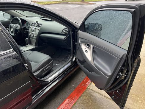 Used 2011 Toyota Camry SE w/ Sport Leather Pkg image 9