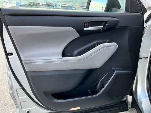 Used 2022 Toyota Highlander XLE image 9