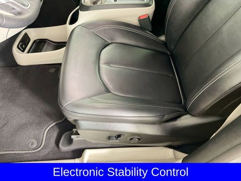 Used 2024 Chrysler Pacifica Touring-L image 21