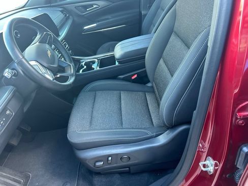 Used 2025 Chevrolet Traverse LT FWD image 2
