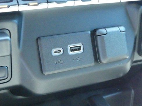 Used 2022 Chevrolet Silverado 1500 High Country w/ Technology Package AWD/4WD image 27