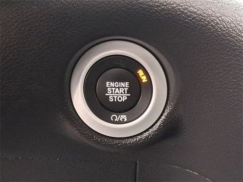 Used 2025 Chrysler Pacifica Select image 24