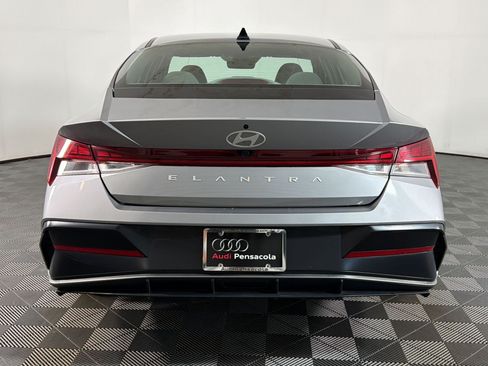 Used 2025 Hyundai Elantra SEL FWD image 8