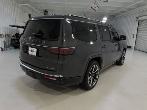 Used 2022 Jeep Wagoneer Series III w/ Premium Group I AWD/4WD image 3