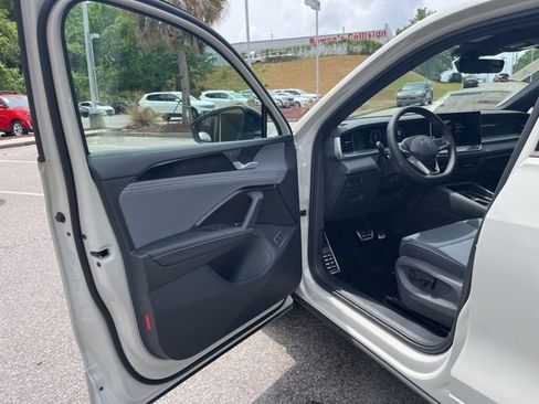 New 2026 Volkswagen Tiguan SE R-Line FWD image 4