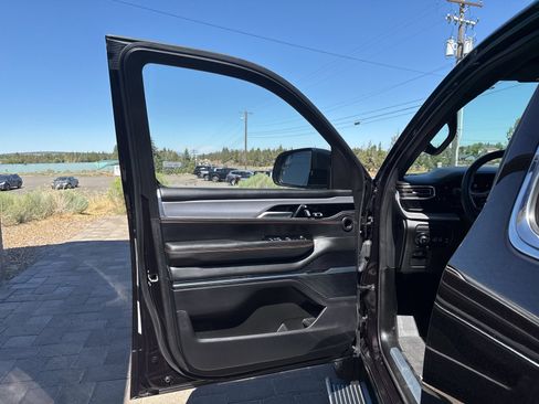 Used 2023 Jeep Grand Wagoneer Series III w/ Rear-Seat Entertainment Group image 11