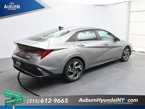Used 2024 Hyundai Elantra SEL w/ Convenience Package FWD image 2