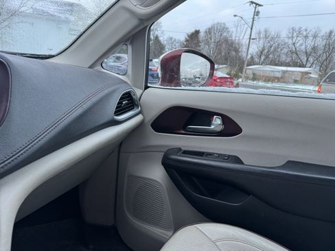 Used 2020 Chrysler Pacifica Limited image 23