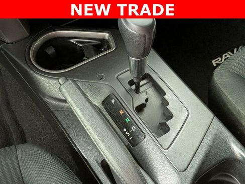 Used 2018 Toyota RAV4 LE FWD image 17