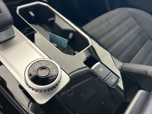 New 2025 Mitsubishi Outlander SE image 9