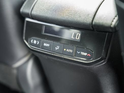 Used 2020 Toyota Highlander XLE AWD/4WD image 31