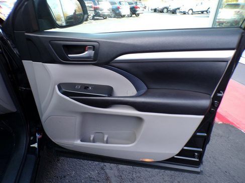 Used 2016 Toyota Highlander XLE image 23