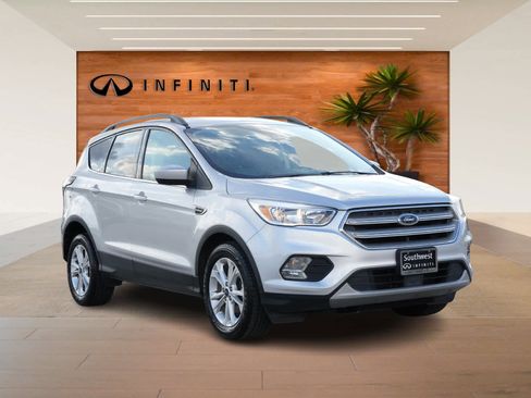 Used 2018 Ford Escape SE w/ Ford Safe & Smart Package image 3