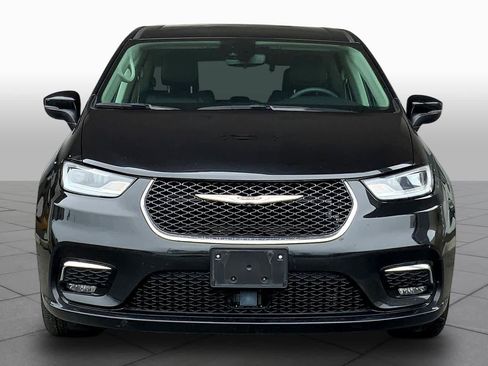 Used 2023 Chrysler Pacifica Touring-L FWD image 4