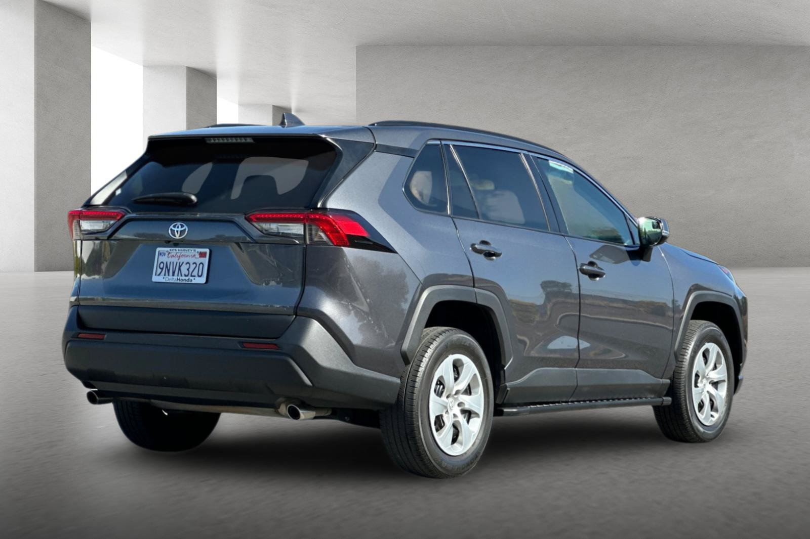 Used 2021 Toyota RAV4 LE FWD image 4