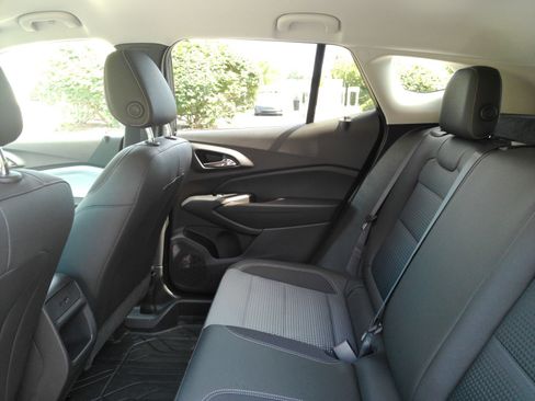 Used 2025 Chevrolet Trax LT FWD image 12