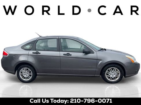 Used 2010 Ford Focus SE image 8