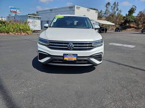 Used 2023 Volkswagen Tiguan SE FWD image 2