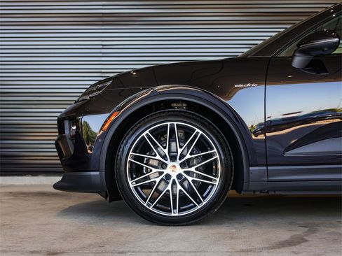 New 2025 Porsche Macan 4 Electric image 12