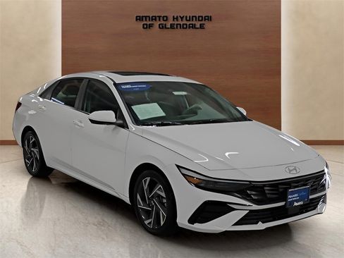 Certified 2025 Hyundai Elantra SEL image 8