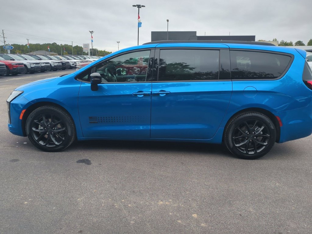 New 2027 Chrysler Pacifica Select FWD image 7