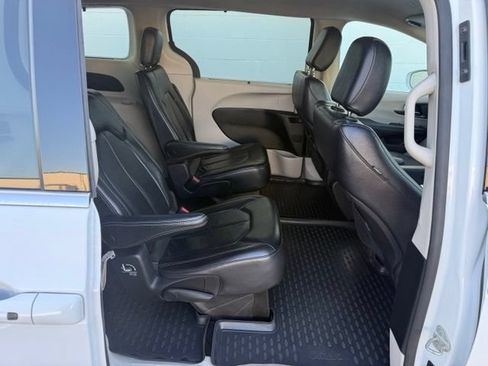 Used 2022 Chrysler Pacifica Touring-L FWD image 16