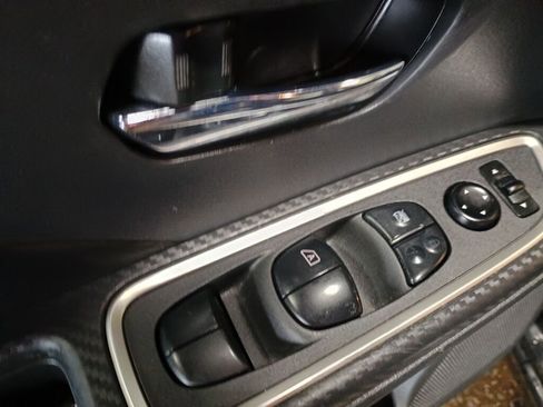 Used 2020 Nissan Versa SR w/ Convenience Package image 7