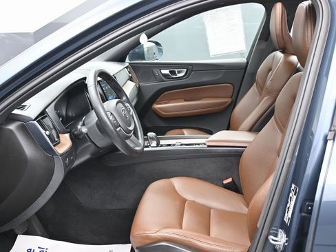 Used 2022 Volvo XC60 B5 Momentum w/ Climate Package image 18