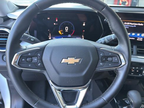 Used 2025 Chevrolet Trax LT w/ LT Convenience Package FWD image 19